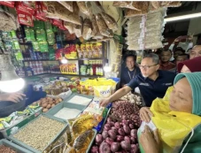 Tinjau Pasar Wonokromo,...