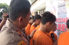 Main Hakim Sendiri hingga...