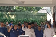 Zulhas Sambangi Rumah...