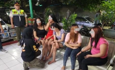 Operasi Pekat, Petugas...