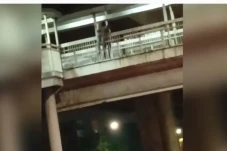 Aksi Heroik Warga Selamatkan...
