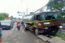 Truk Tangki Air Tabrak...