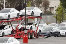 Tesla Pangkas Harga...