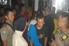 Asyik Lucuti Baju saat...