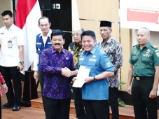 Menteri ATR BPN Serahkan...