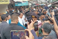 Jokowi Tinjau Pasar...