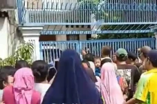 Viral Warga Antre Ambil...
