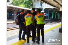 Pria Ngamuk ke Petugas...