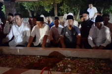 Di Bawah Guyuran Rintik...