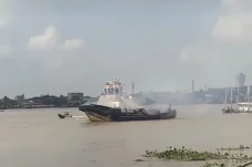 Angkut 40 Ton Beras,...