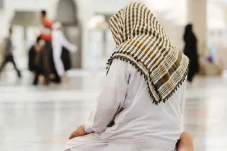 11 Adab di Masjid Saat...