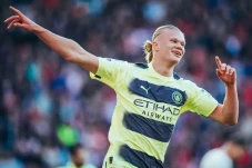 Man City Bekerja 24...