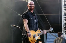 Dialami Gitaris The...