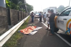 Jatuh dari JPO Tol JORR,...