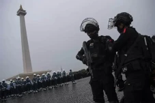 Sore Nanti, Kapolri...