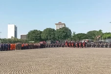 Diiringi Pasukan Berkuda,...