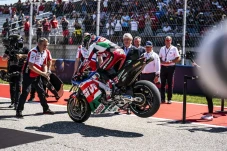 Alex Rins Sejajar dengan...