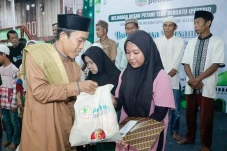 Kunjungi Panti Asuhan,...