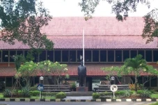 Fakultas Hukum UI Mencari...