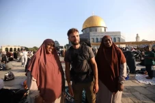 Pemuda Muslim Ini Jalan...