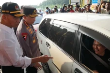 Pengamat Lihat Arahan...