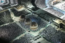2,5 Juta Jemaah Ikuti...