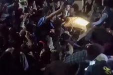 Berebut Uang Amal Jelang...