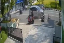 Viral! Detik-detik Minibus...