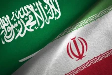 Menlu Saudi-Iran Bertukar...
