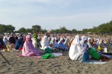 Ribuan Jemaah Salat...