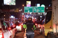 Malam Ini Arus Lalu...