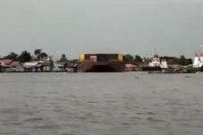 Puluhan Rumah di Tepi...
