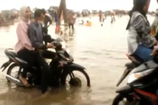 Banjir Terjang Pantai...