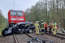 Kereta Tabrak Mobil...