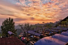 5 Tempat Makan dengan...