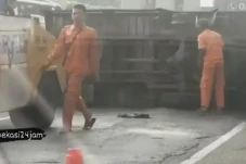 Mobil Boks Melintang...