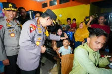 Kapolri Sapa Pemudik,...