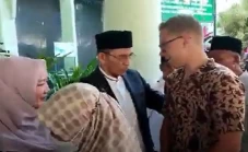 Ikut Antre Salaman Halal...