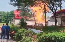 Heboh Semburan Api Setinggi...