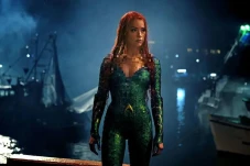 Amber Heard Muncul di...
