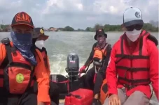 Kapal Dihantam Ombak,...