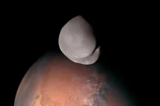 Satelit UEA untuk Pertama...
