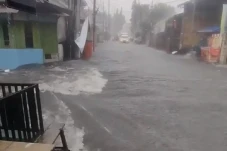Diguyur Hujan Deras,...