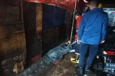 Berteduh saat Hujan,...