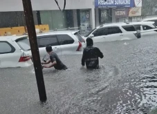 Hujan Deras, Jalan Utama...
