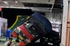 Ombak Hantam Kapal Ferry...