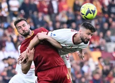 AS Roma Dihantam Badai...
