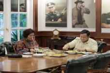 Susi Pudjiastuti Makan...