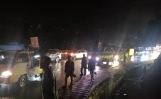 Jalan Basah dan Macet,...