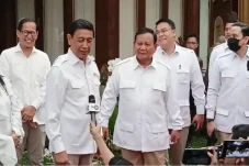Prabowo Sambut Kedatangan...